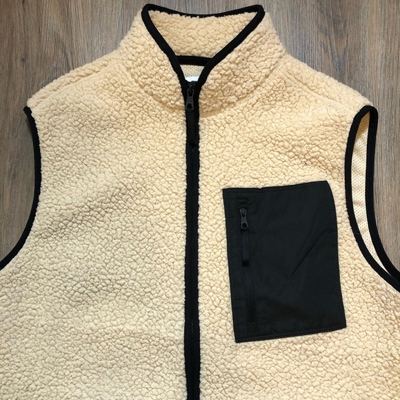 Old Navy Unisex Sherpa Zip Vest - Picture 7 of 17